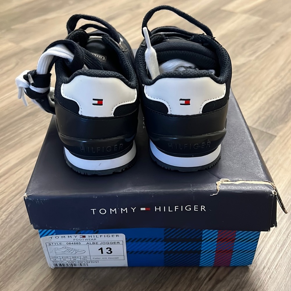 Size 13 Tommy Hilfiger Peacoat classic sneaker!